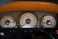 「コーンズ・コレクション ニューオータニ ギャラリー」に展示されていた車両のメーター。走行距離の少なさはもちろんだが、コーンズできちんと整備された信頼のおける良好なコンディションもまた“コーンズもの”が人気を集める理由だろう。