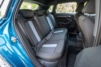 リアシートはショルダールームが2mm、エルボールームが3mm、わずかながらも先代モデルよりも広くなっている。