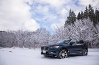 今回雪上で試乗した「XC60チャージプラグインハイブリッドT8」。ボルボは現在パワーユニットの電動化を積極的に進めており、日本導入モデルでは純ガソリンエンジン車および純ディーゼルエンジン車がすべて廃止された。