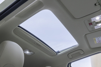 電動スライド式のサンルーフも標準で装備。これだけのアイテムがそろっていれば、装備面での不満を漏らす人は少ないだろう。