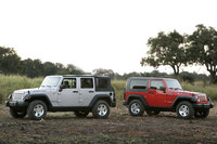 ともに2007年型「ジープ・ラングラー（JK）」。左が「ラングラー アンリミテッド ルビコン」で、右が「ラングラー ルビコン」。