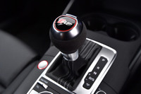 トランスミッションは、デュアルクラッチ式の7段ATのみ。ステアリングホイールには変速用のシフトパドルも備わる。写真は「RS」ロゴ入りのシフトノブ。