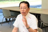 クロスオーバーモデルの設定に消極的な理由を語る宮本氏。自動車ビジネスは、トレンドに乗じて新型車を出せばそのぶん販売台数が増えるというような、簡単な仕組みでは成り立っていないのだ。