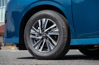 タイヤサイズは全車共通で205/65R16。「ハイウェイスター」系のグレードと「e-POWERルキシオン」にはアルミホイールが標準装備される。