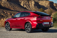 リアセクションはクーペスタイルに刷新。「X4」「X6」などBMWの偶数系SUVとおそろいになった。