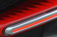 LEDのリアコンビランプの上面には、このような凝ったパターンが刻まれている。