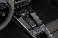 従来、シフトセレクターを囲むようにレイアウトされていたスイッチ類はタッチスクリーンなどに統合され、すっきりとしたデザインに。