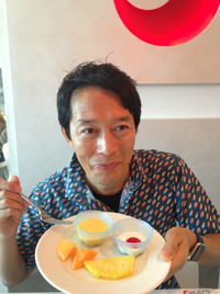 デザートにはパンナコッタとプリン。このあと、ついビュッフェのインボルティーニ・ディ・プリマヴェラ、つまり春巻きに手をつけてしまった筆者であった。2017年シエナにて。