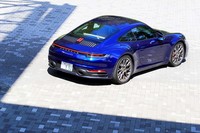 「911カレラ4S」のボディーサイズは全長×全幅×全高＝4519×1852×1300mm、ホイールベース＝2450mm。992型はRRの「カレラS」でも同寸となる。