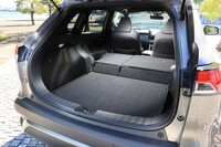 後席の背もたれを倒したときに荷室の床面との間に段差ができるのはトヨタらしからぬところ。ただし、段差を埋めてフラットに使える販売店オプションを用意しているところはさすがトヨタだ。