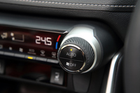 エアコンの温度調整ダイヤルには溝を切ったラバーが巻かれている。