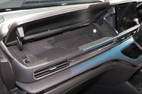 助手席前方にはリッド付きのインパネアッパーボックスが新設された。