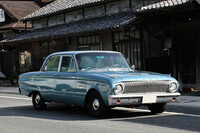 1962年「フォード・ファルコン」。パワーユニットはこの個体が積んでいるベーシックな2.4リッター、またはオプションの2.8リッターの直6。加えて1962年型からは4.3リッターV8も用意された。