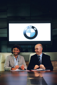 2009年4月、BMWのブランドアンバサダー調印式におけるヨナス・カウフマン氏（左）。