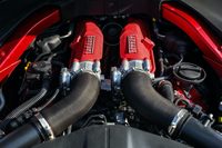 フロントミドに積まれる3.9リッターV8ツインターボエンジン。排ガスから粒子状物質を捕集する多孔型フィルター（GPF）の採用で、現行の欧州で最も厳しい排出基準「ユーロ6D」に適合している。