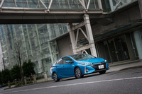 「プリウスPHV」には、衝突回避支援パッケージの「Toyota Safety Sense P」が全車に標準で備わる。