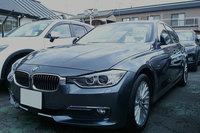 クリさんが激安中古車店『ほにゃら』（仮名）で購入検討中の「BMW 320dラグジュアリー」。