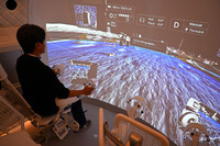 写真のように、今回のショーでは「ルナクルーザー」の運転シミュレーションも体験できる。