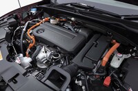 パワーユニットは2リッターエンジンをベースとしたハイブリッド。駆動用モーターの出力は184PS。