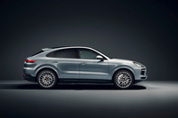 20インチアルミホイールやポルシェアクティブサスペンションマネジメントシステム（PASM）を標準装備。