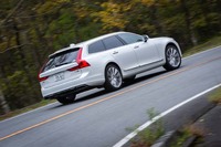 リアアクスルの上に備わるモーターは、最高出力87psと最大トルク240Nmを発生する。