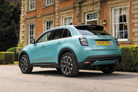 「600ハイブリッド」のリアビュー。写真はボディーカラーが「スカイ ブルー」のモデル。