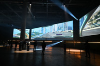 まずは広々とした空間で、巨大スクリーンを通して「未来の東京」をイメージ。