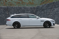 全長4965mm、ホイールベース2960mmという数値はセダンと同一。ルーフラインを伸長することによって美しいシルエットを実現している。