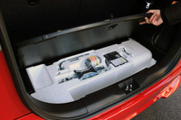 フルハイブリッド車では走行用のバッテリーを搭載するため、荷室の床下収納が廃止となる。同じ理由でリアディファレンシャルが搭載できないため、4WD車の設定はない。