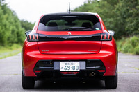 テールランプにも「ライオンがつけた3本の爪痕」をモチーフとしたデザインを採用。左右のランプ部分は、ブラックバンドと名付けられたガーニッシュでつなげられている。「GTライン」では、ルーフ後端に取り付けられるアンテナがショートタイプとなる。