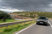 900N・mという大トルクに対応するべく、電子制御デファレンシャルも大幅に強化。最終減速比をベースモデルの3.07から3.27に変更し、加速性能とレスポンスを高めている。