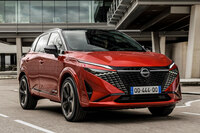 日本未導入のコンパクトSUV「キャシュカイ」。　
	清水「うーん。こっちのほうが新しい『ノート オーラ』よりスッキリして見えるなぁ」　
	ほった「そうですか？　正直、どっこいどっこいな気がしますけど」