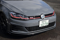 ブラックペイントされたフロントリップスポイラーは「ゴルフGTI TCR」の専用アイテム。外装色のピュアグレー（写真）とブラックルーフの組み合わせはTCR専用としてラインナップされるもの。