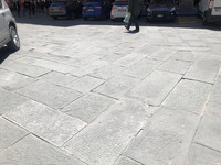 イタリア・シエナで。石畳は歴史的旧市街の景観を美しくする反面、クルマにとっては決して優しくない。