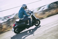 スチール製のモノコックボディーが特徴の「べスパ・スプリント150ノッテ」。走りだせば、すぐにボディー剛性の高さが実感できる。