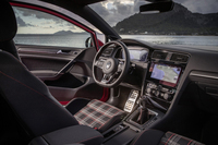 「ゴルフGTI」のインテリア。チェック柄のシート地や赤いステッチは、GTIの特徴的なディテールだ。
