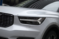 北欧神話に登場する神が持つハンマーをモチーフにした、T字型のLEDヘッドランプ。