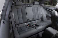 乗車定員は4人。後席足元の空間はそれなりに確保されているが、天井が低いのが大人が座るにはちょっとネック。