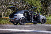 「ヴェラール ダイナミックHSE D200」のボディーサイズは全長×全幅×全高＝4820×1930×1685mm、ホイールベースは2875mm。「レンジローバー・スポーツ」に比べ、140mm短く、75mm幅が狭く、135mm低くなっている。