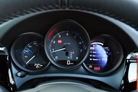 3つの円形メーターで構成される計器盤。右側がインフォメーションディスプレイになっている。