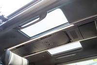 ルーフシェードを開けたところ。大型のオーバーヘッドコンソールを挟んで、左右の乗員の頭上を個別に開閉できる。