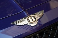 ノーズ先端のエンブレム。創業年を示す「1919」と100周年にあたる「2019」のナンバーが記されている。