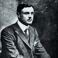 ロールス・ロイスの創業者の一人である、チャールズ・スチュアート・ロールズ（1877-1910）。自動車に加え、航空機についても深い造詣を持つ人物だった。