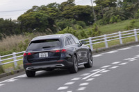 「E220d 4MATICオールテレイン」はEクラスでは唯一のディーゼルと4WDの組み合わせ。万能グランドツアラーであり、多少の悪路にも踏み入れられるところが心強い。
