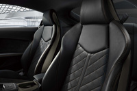 ブロンズコントラストステッチとパンドグレーパイピングで仕立てられたファインナッパレザーの「Sスポーツシート」。