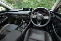 メーターパネルの左右にエアコンの吹き出し口をレイアウトし、ドライバーを中心に左右対称のつくりとしたコックピット。ソフトパッドを多用しており、200万円台のクルマとしては異例の上質感だ。