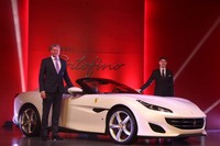 プレゼンテーションを行った、フェラーリ極東・中東エリア統括CEOのディーター・クネヒネル氏（写真左）、フェラーリ・ジャパン＆コリアのリノ・デパオリ代表取締役社長（同右）。クネヒネル氏はリゾート地であるポルトフィーノの名称を採用したことについて「人生の楽しさを謳歌（おうか）できる場所であり、フェラーリを所有することに通ずるものがあるからだ」と説明した。