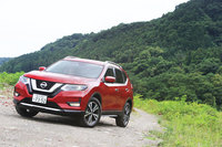 4WD車の駆動システムには、FFをベースとした電子制御4WDを採用。悪路走破性能を高めるため、走行モードには前軸と後軸の駆動力を50：50で固定する「LOCK」モードが備わっている。