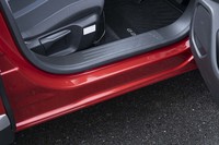 グループPSAの小型車用最新プラットフォーム「CMP」を使う。太いサイドシルで剛性を確保している。