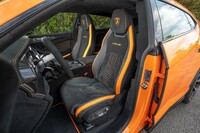 フロントシートはサイドサポートに「Performante」のステッチが入る。六角形のステッチが新しいパターンになった。